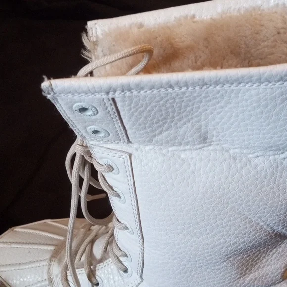 Lugz Women's White and Tan Winter Boots 9 - Picture 7 of 8